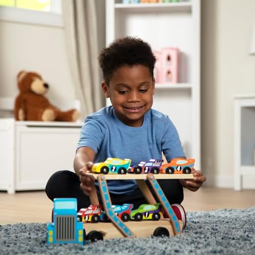 Melissa & Doug - Holz Autotransporter Set mit Kran und 6 Autos, Ideal für Kinder ab 3 Jahren